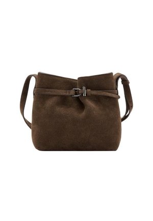 Bruine suède crossbodytas met verstelbare riem en een decoratieve gesp aan de voorkant, tegen een witte achtergrond.