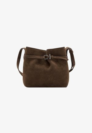 Bruine suède crossbodytas met verstelbare riem en een decoratieve gesp aan de voorkant, tegen een witte achtergrond.
