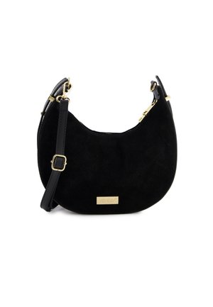Schwarze Wildleder-Handtasche mit einer geschwungenen Form, goldenen Hardware-Akzenten und einem verstellbaren Tragegurt. Auf der Frontseite befindet sich eine markierte goldene Platte.