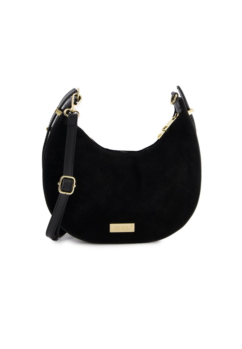 Schwarze Wildleder-Handtasche mit einer geschwungenen Form, goldenen Hardware-Akzenten und einem verstellbaren Tragegurt. Auf der Frontseite befindet sich eine markierte goldene Platte.