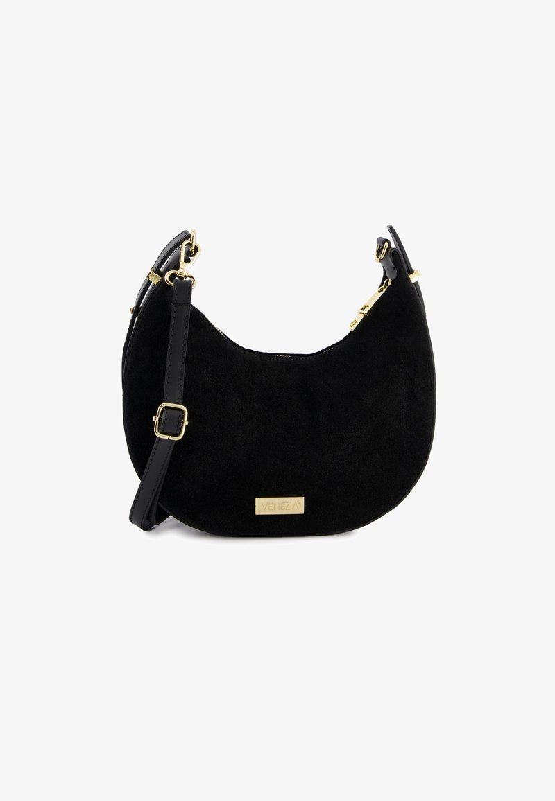 Sac à main en suède noir de forme incurvée, avec des accents en métal doré et une bandoulière réglable. Présente une plaque en or avec la marque à l'avant.