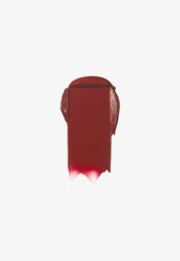 Flytande läppstift i en djup röd nyans med en glansig yta, som har en något ojämn, texturerad applicering med en gradvis ombre-effekt.