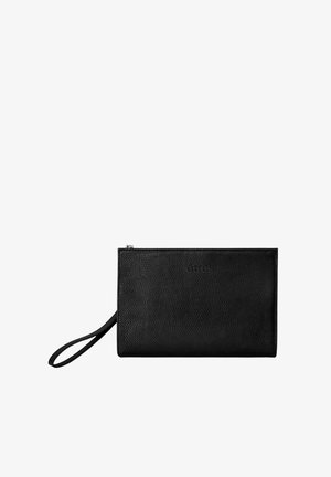 Zwarte leren clutch met een gestructureerde afwerking, rechthoekige vorm, zilveren ritssluiting en een polsband voor het dragen.