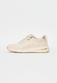 Baskets beiges avec un dessus texturé arborant un motif de logo, des accents dorés sur le talon et le côté, et une semelle en caoutchouc avec un profil en zigzag.