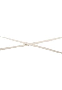Deux longs bâtons fins en bois clair croisés en forme de X sur un fond blanc.