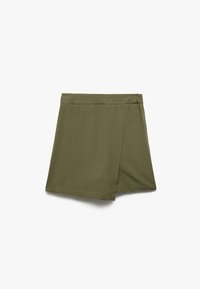 Shorts vert olive avec un design enroulé, fabriqués en tissu doux. Présentent une taille plate et des coutures latérales. Texture lisse et coupe décontractée.