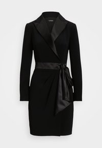 Černé šaty s saténovým šálovým límcem, dlouhými rukávy, vázacími pásky v pase a přiléhavým střihem s sklady.