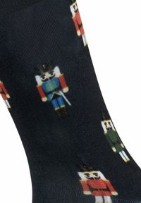 Skarpetki bawełniane z czarnym tłem i powtarzającym się wzorem żołnierzy tańczącego króla w czerwonych, niebieskich i zielonych mundurach z białymi akcentami.