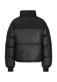 Zwarte pufferjas met een hoge kraag, quilted textuur en geribde manchetten. Heeft een strakke uitstraling met een matte afwerking en geen zichtbare hardware.