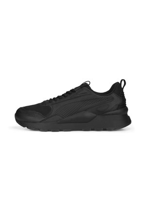 Czarny sportowy sneaker z zapięciem na sznurowadła, teksturowanym bocznym panelem i grubą, amortyzującą podeszwą, prezentowany na białym tle.