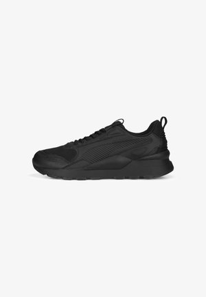 Czarny sportowy sneaker z zapięciem na sznurowadła, teksturowanym bocznym panelem i grubą, amortyzującą podeszwą, prezentowany na białym tle.