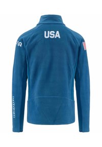 Giacca in pile blu con colletto alto, con la scritta "USA" in bianco sulla schiena, logo Kappa sulla manica e accento della bandiera americana.