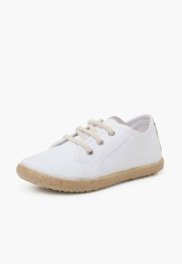 Pantofi albi din pânză cu vârful rotunjit, talpă din iută naturală și șireturi bej. Prezintă un design minimalistic cu un accent subtil pe călcâi.