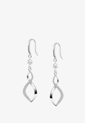 Des boucles d'oreilles pendantes plaquées argent présentent un design infini tordu avec un accent circulaire scintillant et une rangée de pierres précieuses transparentes sur un côté.