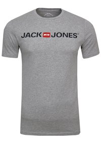 Grauem Baumwoll-T-Shirt mit kurzen Ärmeln, auf dem "JACK & JONES" in Schwarz und Rot über die Brust gedruckt ist. Glatte Textur, Rundhalsausschnitt.
