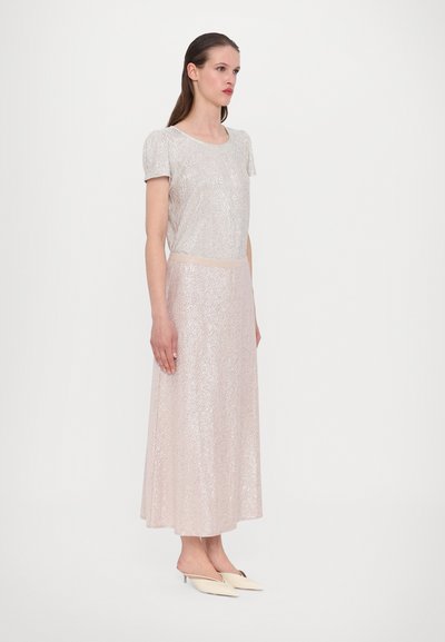 Glänzendes, kurzärmliges Kleid mit taillierten Oberteil und fließendem, bodenlangem Rock in Hellrosa. Glatte Textur mit dezenten Mustern.