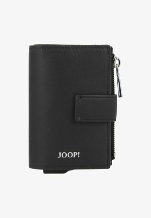Zwarte leren portemonnee met een ritssluiting, een drukknoopriem en zilveren logo-details. Compact ontwerp met een gestructureerd oppervlak.
