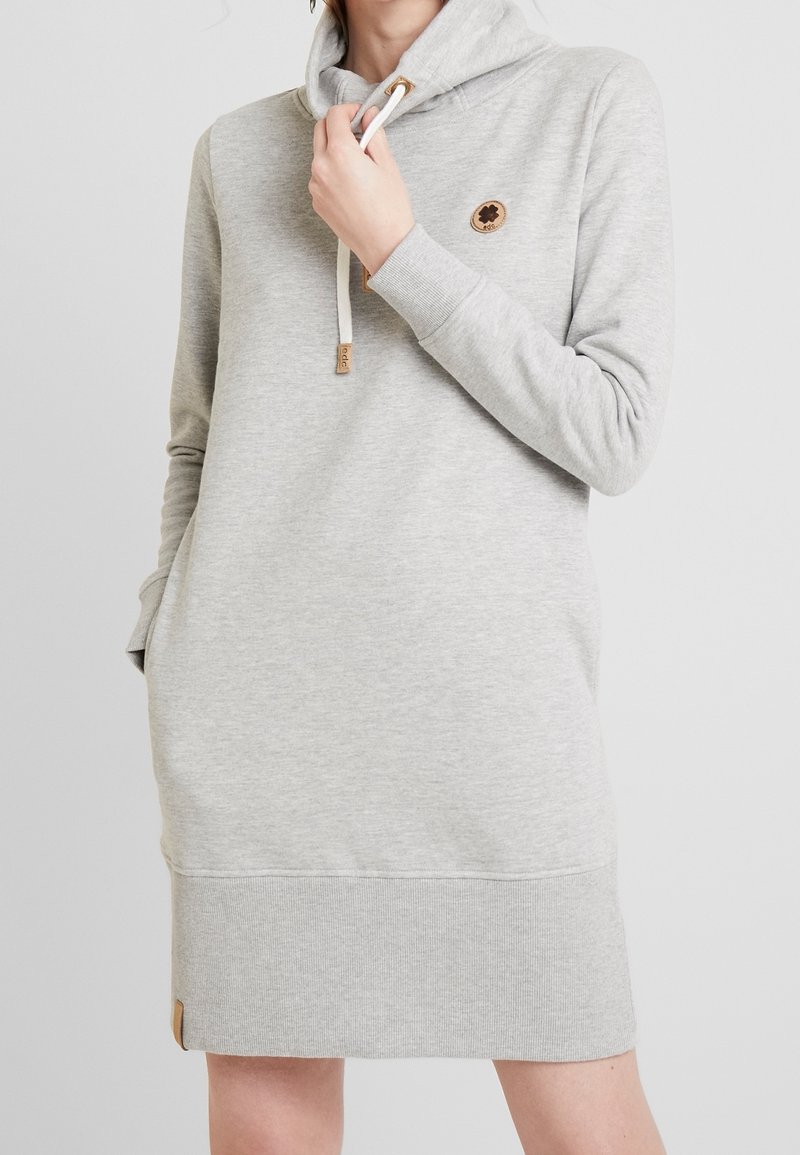 Robe sweat à capuche grise avec poche avant, capuche à cordon de serrage et écusson logo. Conçue dans un tissu à texture douce avec un ourlet côtelé.