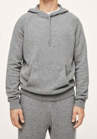 Szara, dziana bluza z kapturem, posiadająca kieszeń z przodu, sznurek do regulacji kaptura oraz ściągacze na mankietach i u dołu; wykonana z miękkiego, teksturowanego materiału.