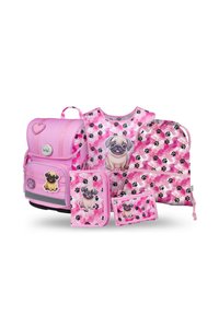 Set di accessori rosa che comprende uno zaino, una borsa a sacco e sacchetti, tutti con illustrazioni di bulldog e motivi di impronte di zampe su tessuto testurizzato.
