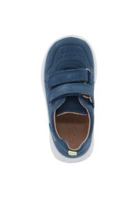 Blaue Kindersneaker mit zwei Klettverschlüssen, runder Form, gepolstertem Kragen und weißer Gummisohle. Das Innere besteht aus weichem braunem Material.