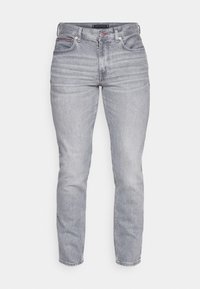 Vaqueros gris claro de corte ajustado, diseño tradicional de cinco bolsillos, trabillas para el cinturón y desgaste sutil. Fabricados con tela vaquera de textura suave.