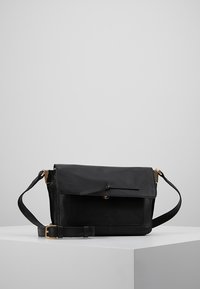 Schwarze Leder-Umhängetasche mit umklappbarem Deckel, goldfarbener Hardware, verstellbarem Riemen, strukturiertem Finish und vorderer Einschubtasche.