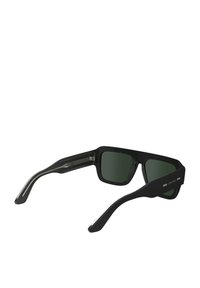Occhiali da sole rettangolari neri con lenti verde scuro. Il materiale sembra plastica con una finitura opaca, caratterizzati da accenti in argento sulle astine.