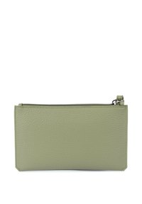 Pochette zippée en cuir vert avec une surface texturée, forme rectangulaire et une petite tirette de fermeture éclair. Dispose de coins arrondis et d'un design minimaliste.