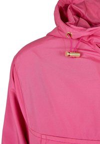 Jasnoróżowa kurtka z kapturem z regulowanym sznurkiem i złotym zabezpieczeniem sznurka przy kołnierzu.