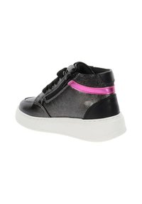 Sneaker nero e grigio metallizzato con una finitura lucida, dotato di una striscia di accento rosa, suola bianca e lacci neri. Inclusa la dettagliatura con zip laterale.