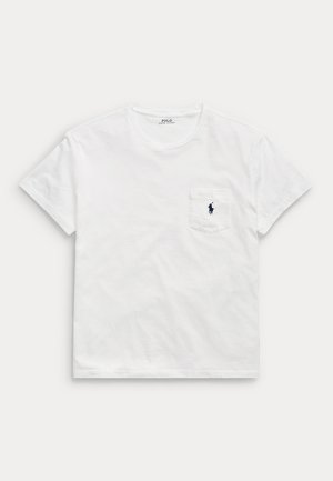 Hvit bomulls t-skjorte med korte ermer, rund hals og venstre brystlomme med en liten marineblå logo. Glatt tekstur.