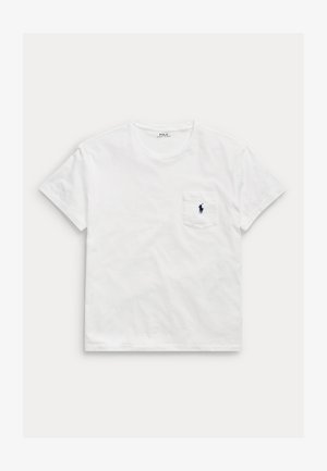 T-shirt branca de algodão com mangas curtas, decote redondo e um bolso no peito esquerdo com um pequeno logotipo em azul marinho. Textura suave.