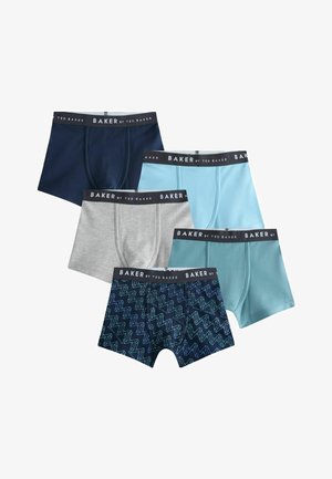 Päť párov pánskych boxeriek v námořníckej modrej, svetlo modrej, sivej, tyrkysovej a modrej s potlačou, s čiernymi pásmi v páse označenými nápisom „Baker by Ted Baker“.