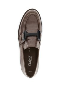 Braune lacklederslipper mit runder Zehenform, ausgestattet mit einem schwarzen Schnallenakzent und gepolsterter Innensohle. Markenlogo innen sichtbar.