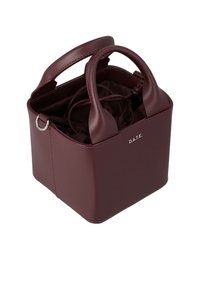 Vierkante bordeauxleren handtas met dubbele ronde handvatten, binnenin een trekkoord zak, zilveren ringdetail en het "D.A.T.E." logo op de voorkant.