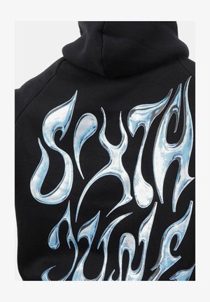 Zwarte hoodie met een grote, glanzende blauwe vlamstijl graphic op de rug, met complexe krommingen en scherpe punten, wat een dynamische uitstraling creëert.