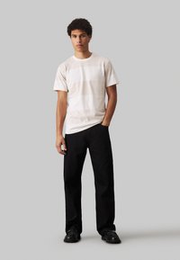 Calvin Klein Jeans BADGE  - T-shirt con stampa - moonbeam ivory