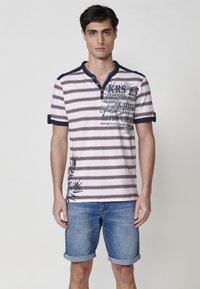SHORT-SLEEVED - Trükipildiga T-särk - blanco white