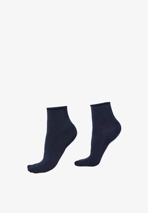 Czarne skarpetki do kostek wykonane z miękkiego, elastycznego materiału. Gładka faktura z delikatnym połyskiem, wyposażone w prążkowany mankiet i wzmocniony nosek.