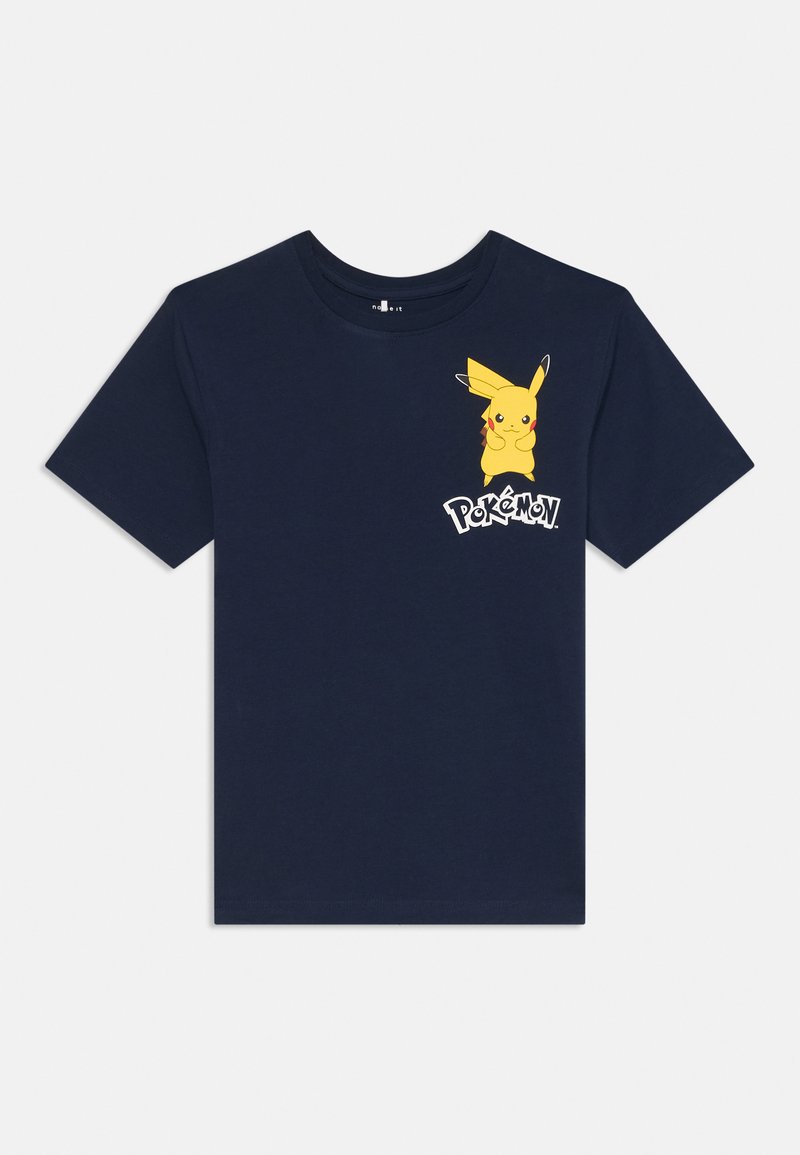 Námořnické bavlněné tričko s žlutým grafikou Pikachu na levé hrudi a nápisem "Pokémon" v hravém písmu pod ním.
