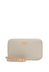 Cartera de cuero beige con cierre de cremallera, que presenta el logo "Bimba y Lola" en dorado y una correa de tela texturizada con acentos de logo.