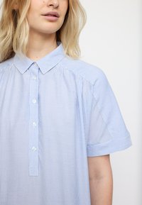 Soft Rebels ADELINE   - Nappali ruha -   mimi stripes amparo blue