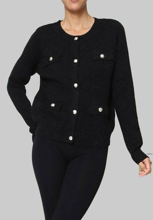Cardigan noir avec un tricot texturé, comportant quatre poches avant et des boutons argentés. Manches et ourlet côtelés pour un look ajusté.