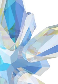 Modrý a krištáľovo čistý dekoratívny objekt s ostrými, fasetovanými hranami a hladkými povrchmi, predvádzajúci zmes farieb a geometrických tvarov.