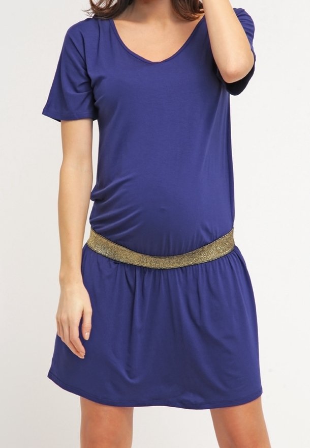 Lyhythihainen, pyöreäkauluksinen mekko tummansinisessä. Ominaisuuksiin kuuluu kerrottu vyötärö kultaisella metallivyöllä. Pehmeä, joustava materiaali, joka on rento malli.