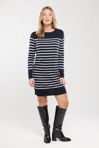 Gestreiftes Strickkleid in Marineblau und Weiß mit langen Ärmeln, rundem Ausschnitt und leicht taillierter Form. Kombiniert mit kniehohen schwarzen Stiefeln.