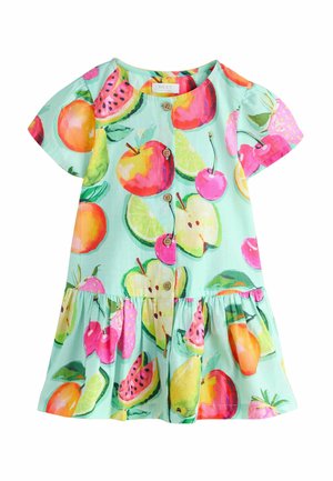 Hellblaues Kleid mit einem Obstmuster aus Äpfeln, Kirschen und Wassermelonen; kurze Ärmel, Knopfleiste vorne und gerüschter Saum.