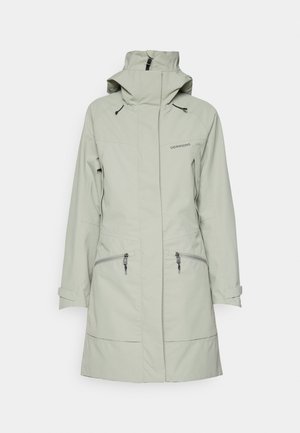 Giacca impermeabile verde chiaro con colletto alto, due tasche frontali con zip, polsini regolabili e un design minimalista.