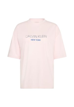 Rosa Baumwoll-T-Shirt, lockere Passform, Rundhalsausschnitt, kurze Ärmel. Mit den Schriftzügen "CALVIN KLEIN" und "NEW YORK" in Blau und funkelnden Akzenten.